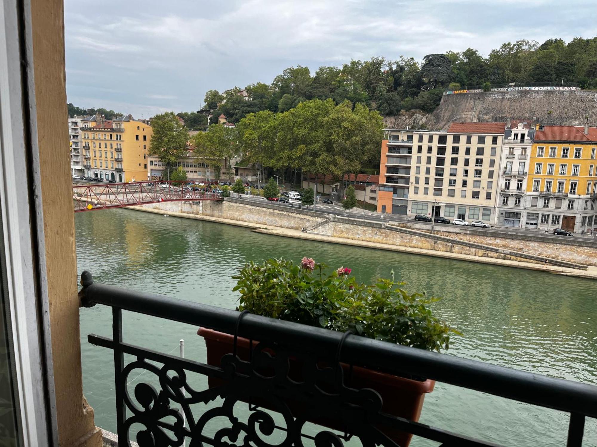 Vue Sur L'Eau Apartment Lyon Bagian luar foto